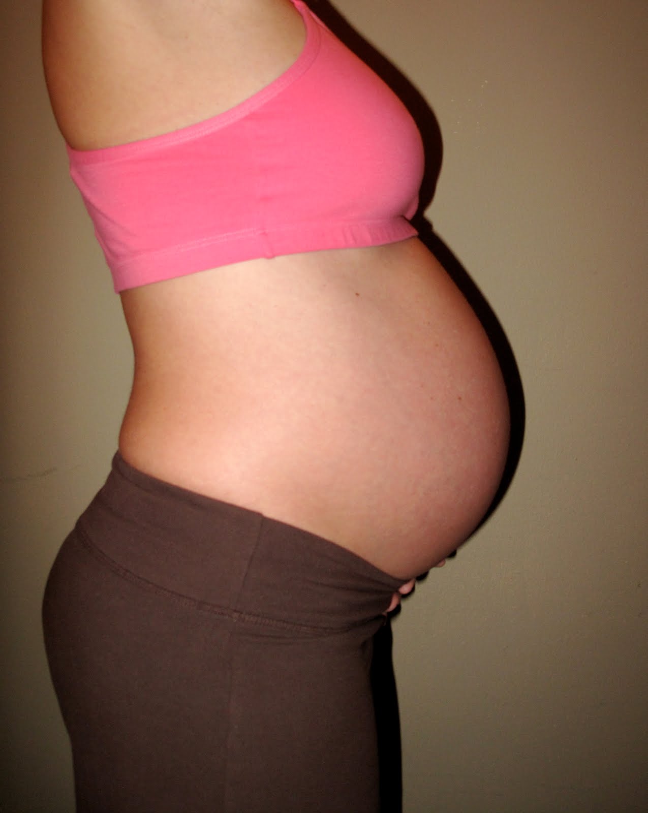 Живот на 6 месяце беременности